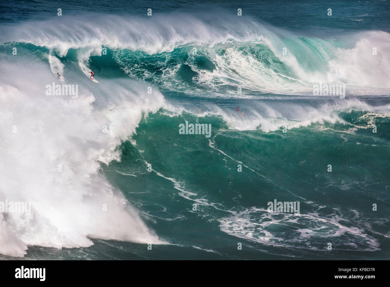 HAWAII, Oahu, North Shore, Eddie Aikau, 2016, Surfer in der Eddie Aikau 2016 Big Wave surfen Wettbewerb konkurrieren, Waimea Bay Stockfoto