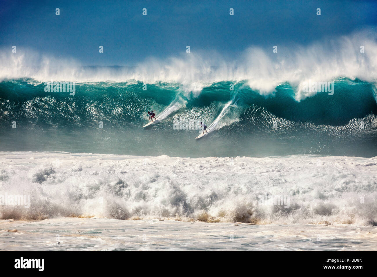 HAWAII, Oahu, North Shore, Eddie Aikau, 2016, Surfer in der Eddie Aikau 2016 Big Wave surfen Wettbewerb konkurrieren, Waimea Bay Stockfoto