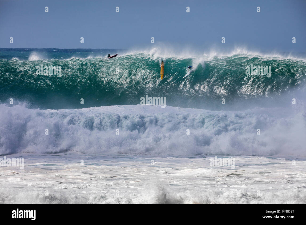 HAWAII, Oahu, North Shore, Eddie Aikau, 2016, Surfer in der Eddie Aikau 2016 Big Wave surfen Wettbewerb konkurrieren, Waimea Bay Stockfoto