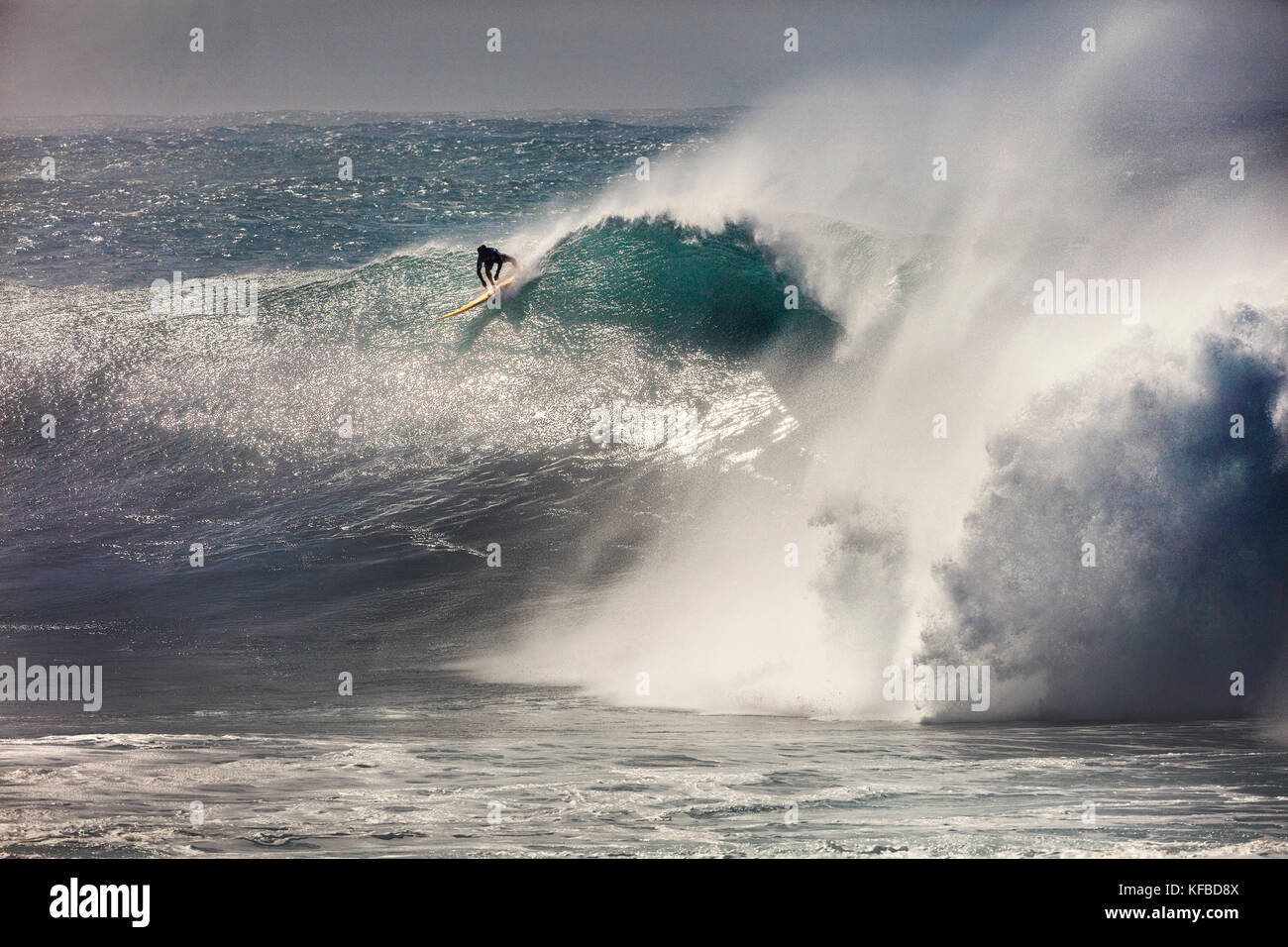 HAWAII, Oahu, North Shore, Eddie Aikau, 2016, Surfer in der Eddie Aikau 2016 Big Wave surfen Wettbewerb konkurrieren, Waimea Bay Stockfoto