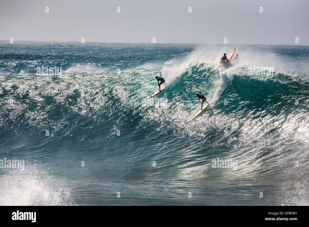 HAWAII, Oahu, North Shore, Eddie Aikau, 2016, Surfer in der Eddie Aikau 2016 Big Wave surfen Wettbewerb konkurrieren, Waimea Bay Stockfoto