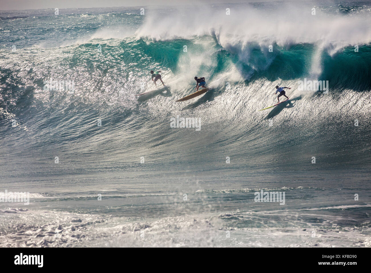 HAWAII, Oahu, North Shore, Eddie Aikau, 2016, Surfer in der Eddie Aikau 2016 Big Wave surfen Wettbewerb konkurrieren, Waimea Bay Stockfoto
