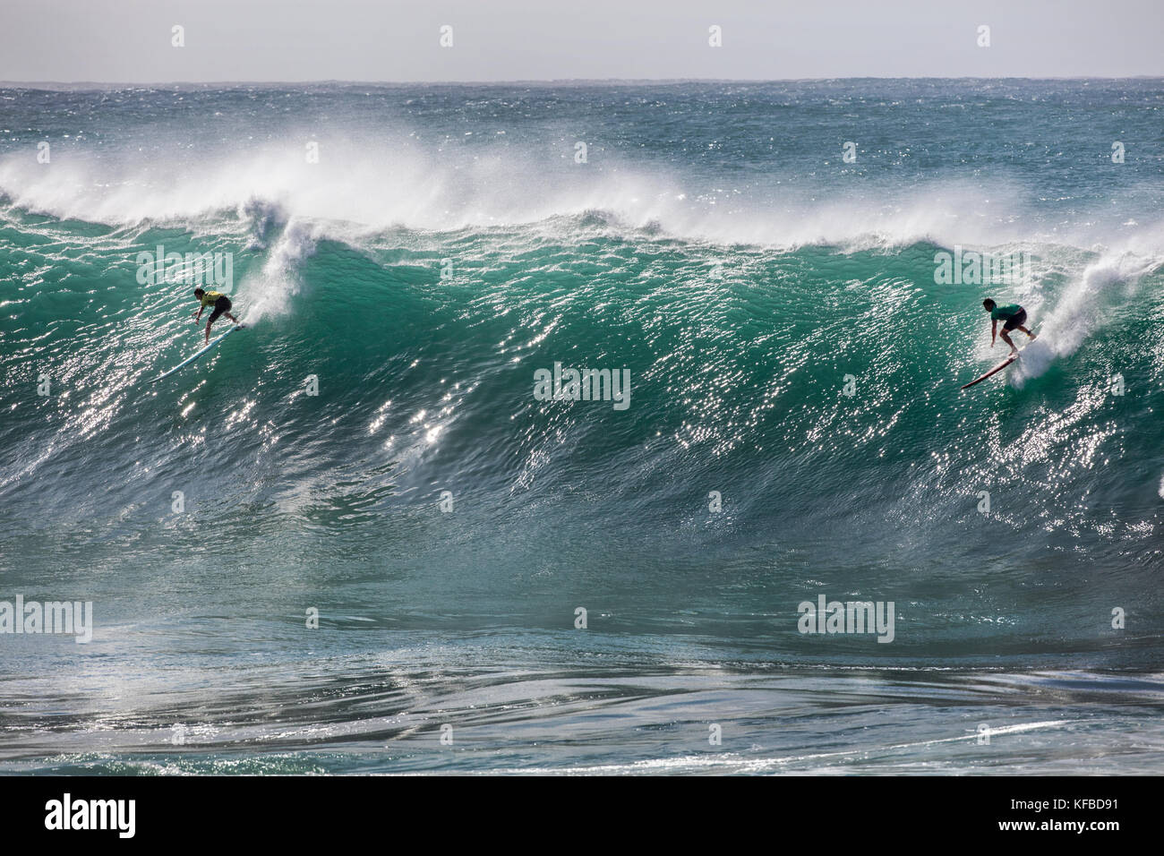 HAWAII, Oahu, North Shore, Eddie Aikau, 2016, Surfer in der Eddie Aikau 2016 Big Wave surfen Wettbewerb konkurrieren, Waimea Bay Stockfoto