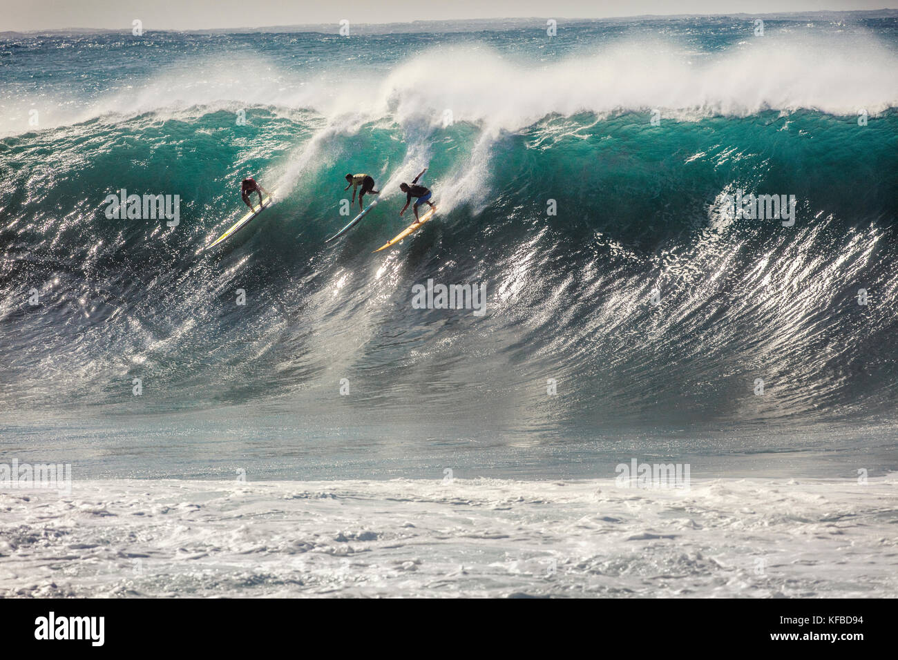 HAWAII, Oahu, North Shore, Eddie Aikau, 2016, Surfer in der Eddie Aikau 2016 Big Wave surfen Wettbewerb konkurrieren, Waimea Bay Stockfoto