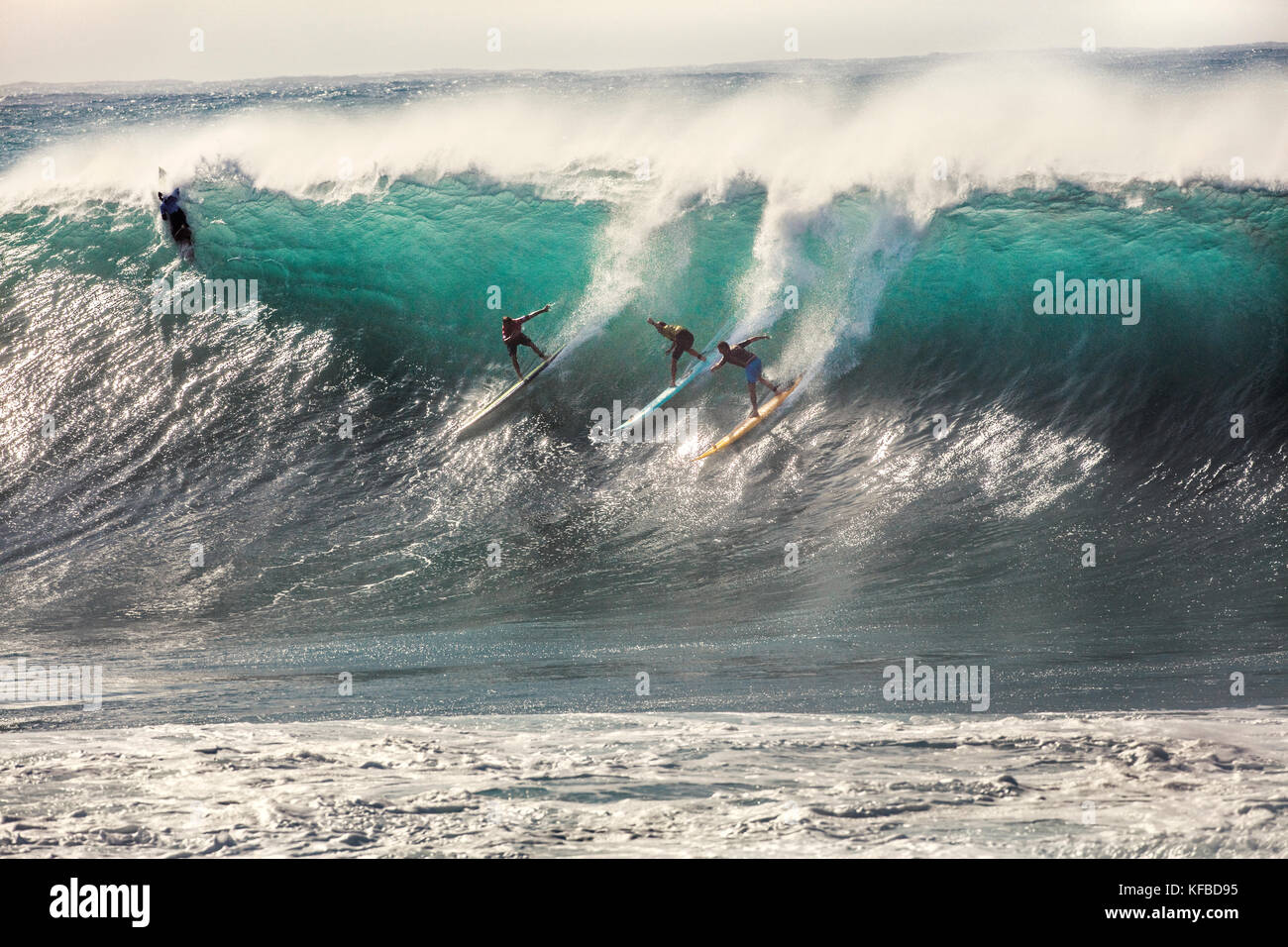 HAWAII, Oahu, North Shore, Eddie Aikau, 2016, Surfer in der Eddie Aikau 2016 Big Wave surfen Wettbewerb konkurrieren, Waimea Bay Stockfoto