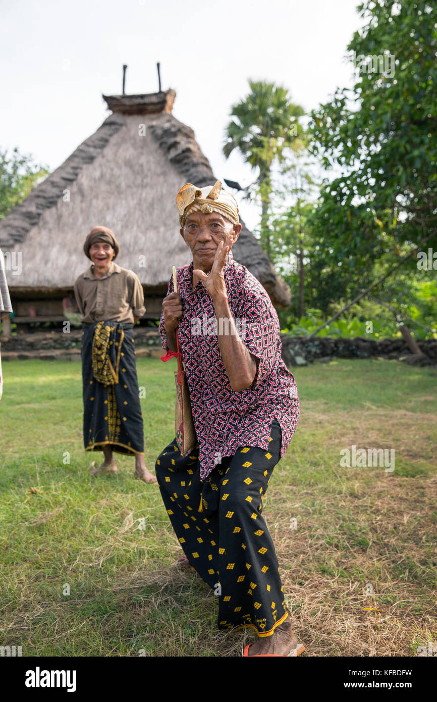 Indonesien, Flores, Elder zacharias Sela zeigt eine seiner traditionellen Boxing stellt in seinem Dorf Kampung tutubhada in rendu Stockfoto