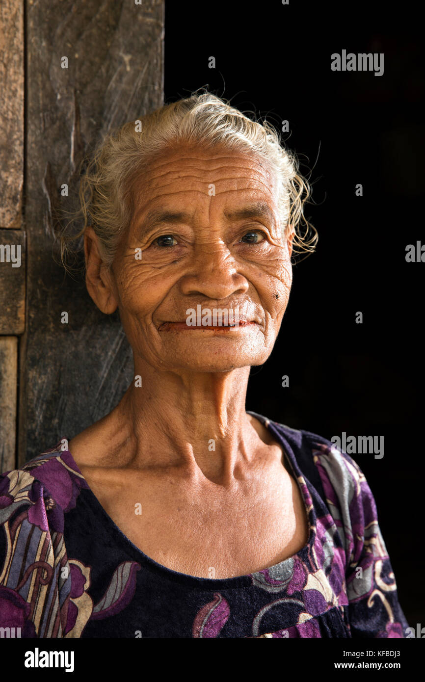 Indonesien, Flores, ngada Bezirk, Portrait eines lokalen Frau Korbflechter bei belaraghi Dorf Stockfoto