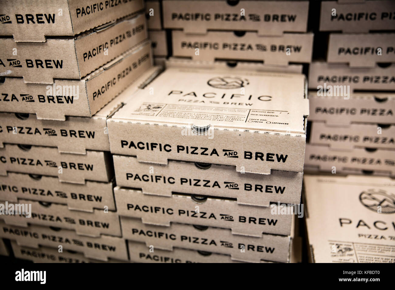 Usa, Oregon, Bend, Pacific pizza und Brauen, gestapelte Kisten Stockfoto