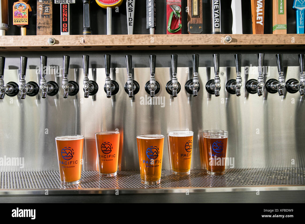 USA, Oregon, Bend, Pacific Pizza und Bier brauen, Gläser Bier Stockfoto