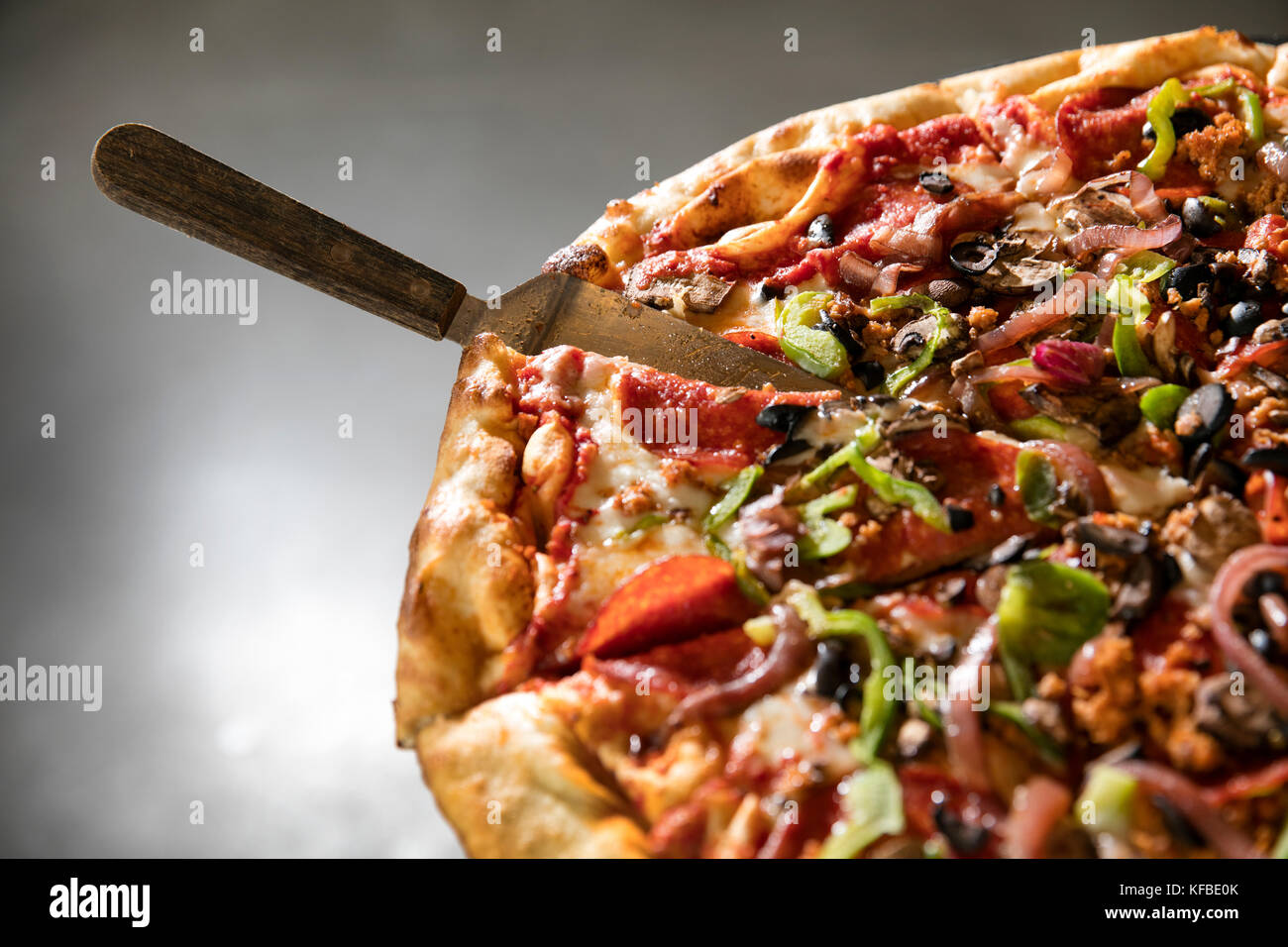Usa, Oregon, Bend, Pacific pizza und Brauen, in der Nähe von Wurst Pizza Scheiben Stockfoto