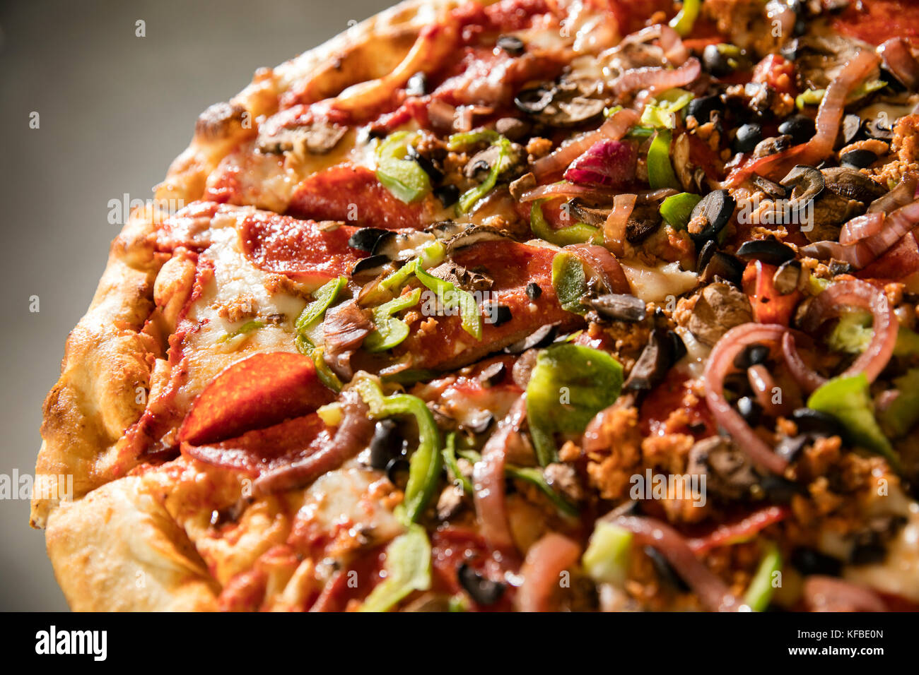 Usa, Oregon, Bend, Pacific pizza und Brauen, in der Nähe von Wurst Pizza Scheiben Stockfoto