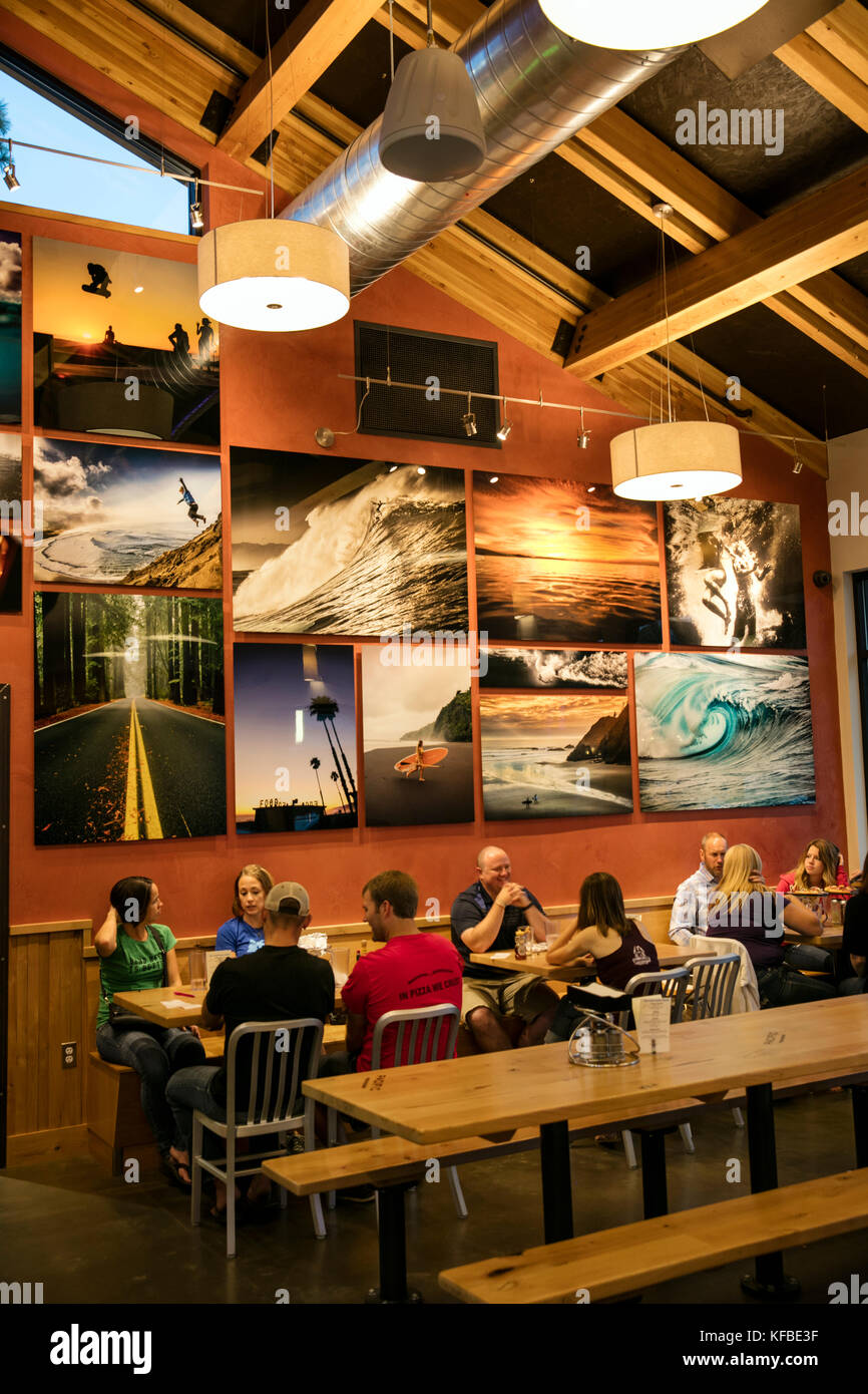 USA, Oregon, Bend, Pacific Pizza und Bier, Leute genießen Restaurant Atmosphäre Stockfoto