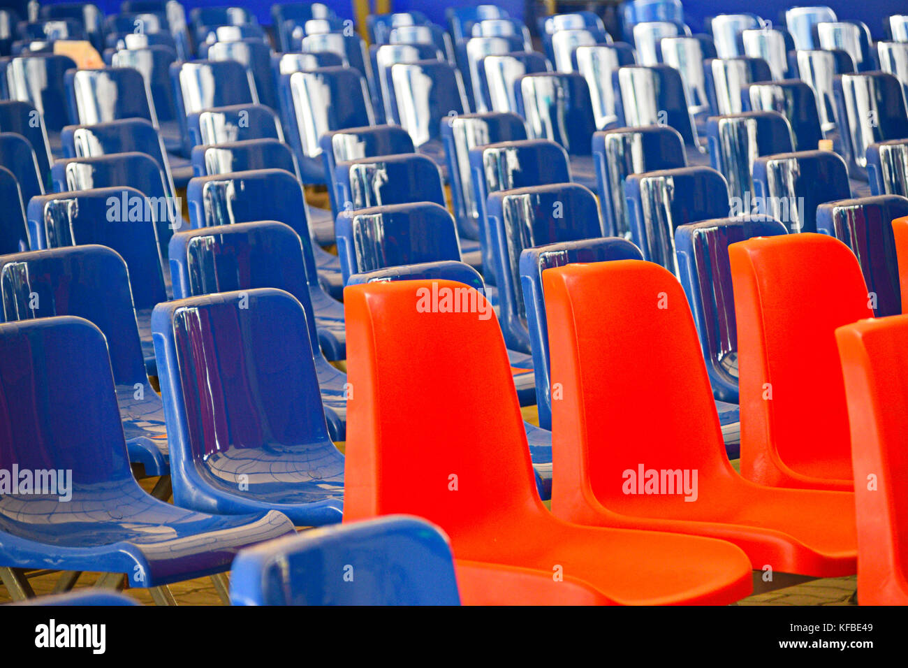 Gerade Linien von Rot und Blau leere Sitze in einer Besprechung vor der Veranstaltung Stockfoto