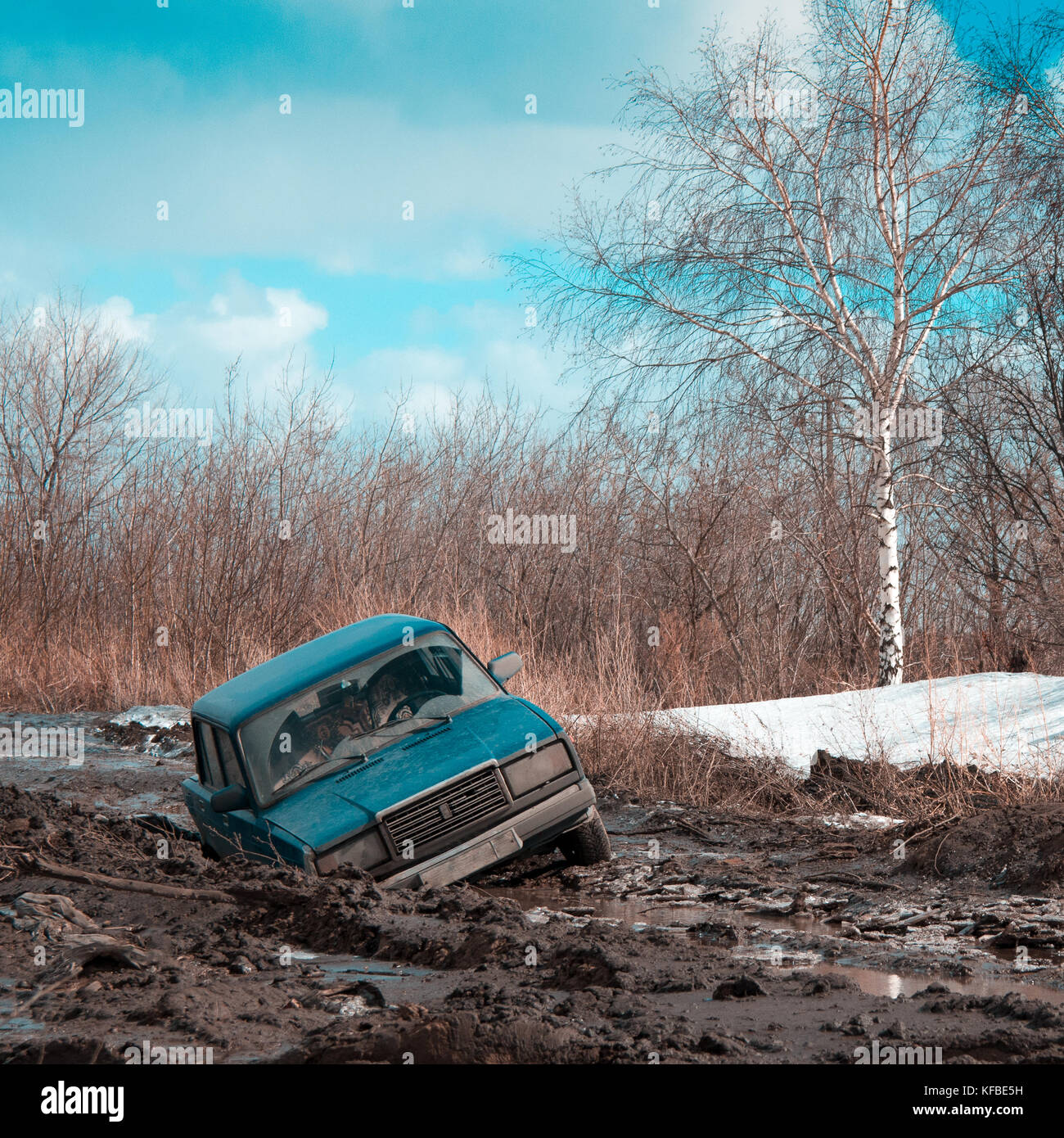 Im Dreck stecken und verlassenes Auto an einem sonnigen Frühlingstag Stockfoto