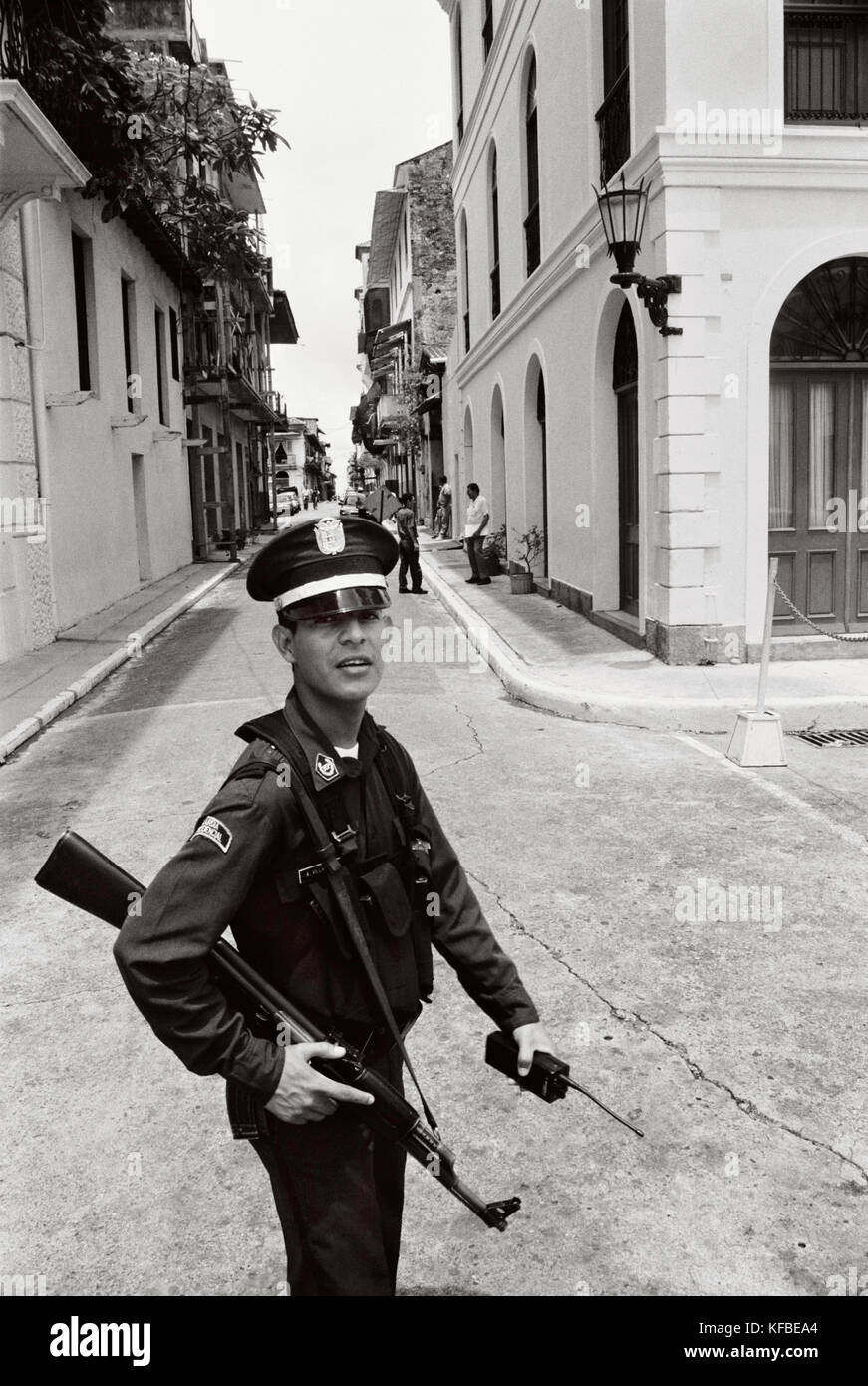 Panama, Panama City, ein junger Soldat Spaziergänge durch die Straßen der Altstadt von Panama City, Mittelamerika (b&w) Stockfoto