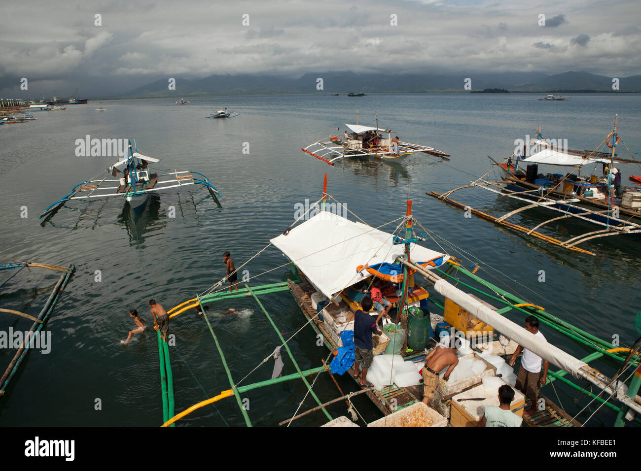 Philippinen, Palawan, Puerto Princesa, handline Fischer in der Stadt Port geladen, Boote mit Eis und für eine Woche lange Reise vorbereiten Stockfoto