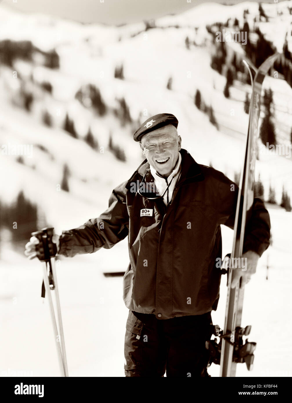 USA, Utah, Portrait eines älteren Mann, Skier und Stöcke, 80 + Ski Club, Alta Ski Resort (B&W) Stockfoto