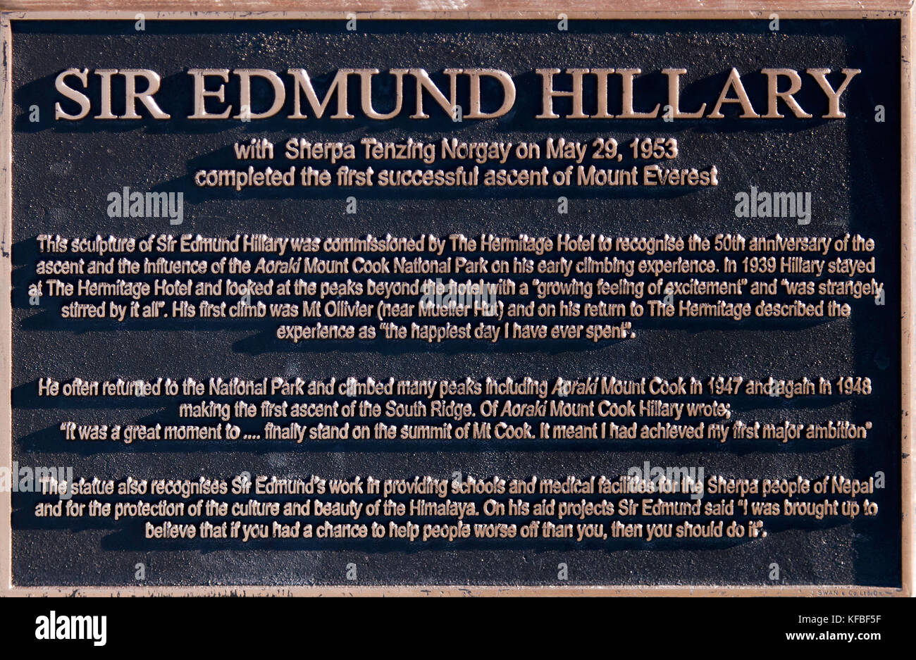 Nahaufnahme einer Plakette Feiern zum 50-jährigen Bestehen der Sir Edmund Hillary Besteigung des Everest. Stockfoto
