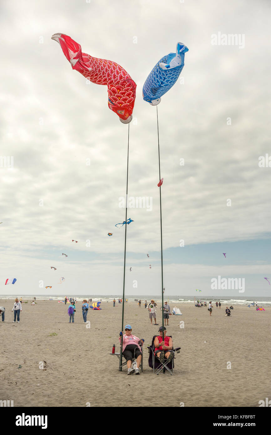 Usa, Washington State, Long Beach Halbinsel, international kite Festival, ein paar Fliegen ihre coy Drachen auf dem Drachenfest Stockfoto