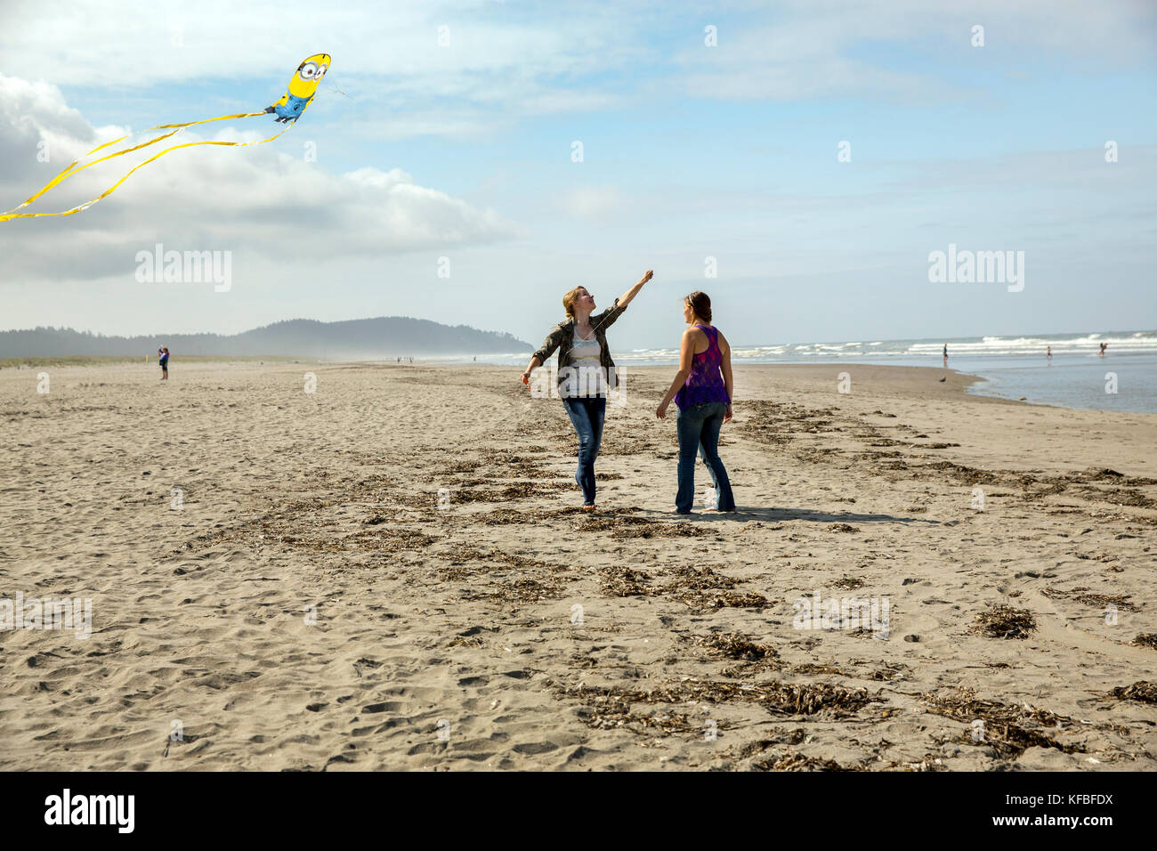 Usa, Washington State, Long Beach Halbinsel, international kite Festival, junge Frau läuft auf dem Strand mit ihrem Kite Stockfoto