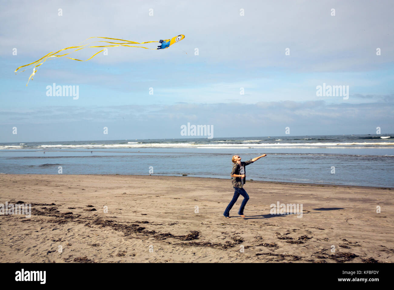 Usa, Washington State, Long Beach Halbinsel, international kite Festival, junge Frau läuft auf dem Strand mit ihrem Kite Stockfoto