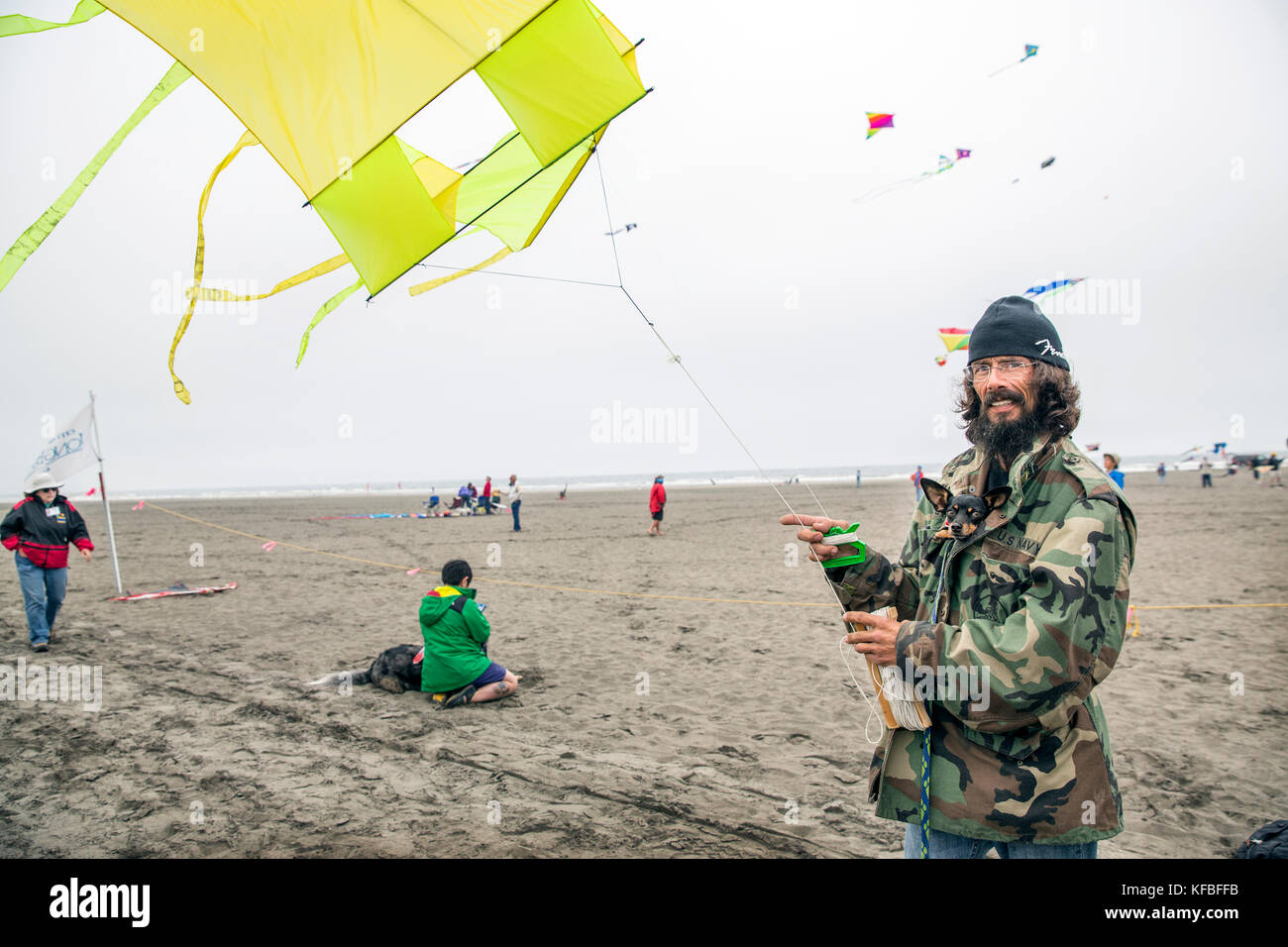Usa, Washington State, Long Beach Halbinsel, international kite Festival, Mann und seinem Hund einen Drachen fliegen Stockfoto