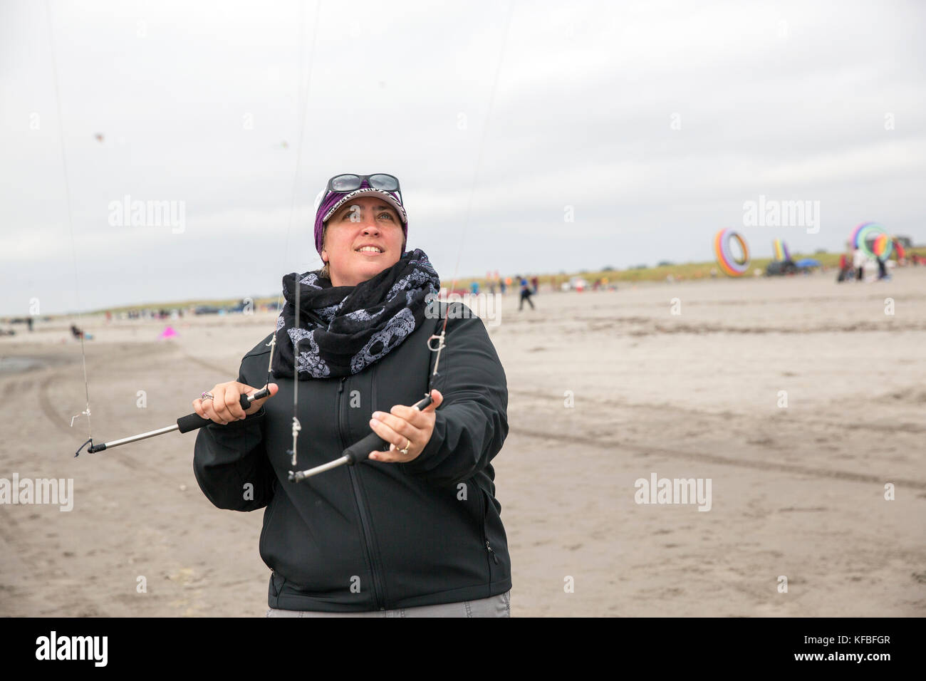 Usa, Washington State, Long Beach Halbinsel, internationale Drachenfest, Angela Hendricks ihre Drachen fliegen Stockfoto