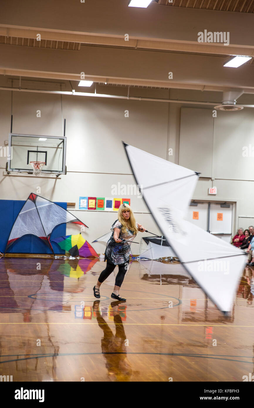 Usa, Washington State, Long Beach Halbinsel, Amy doran Fliegen an der Indoor Drachen fliegen Wettbewerb, die internationale kite Festival, Mutter von conno Stockfoto