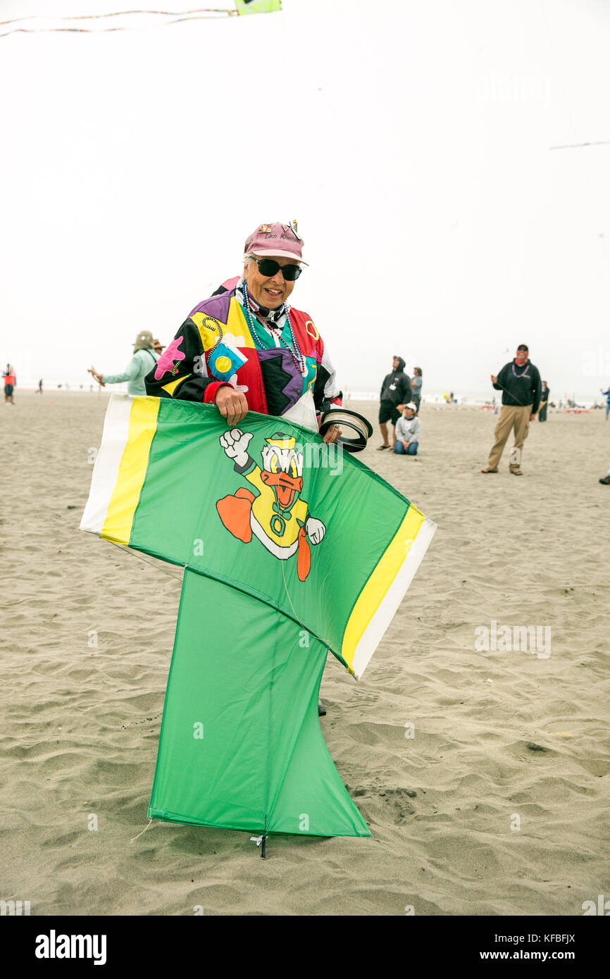 Usa, Washington State, Long Beach Halbinsel, international kite Festival, Frau zeigt ihre Oregon Enten Kite Stockfoto