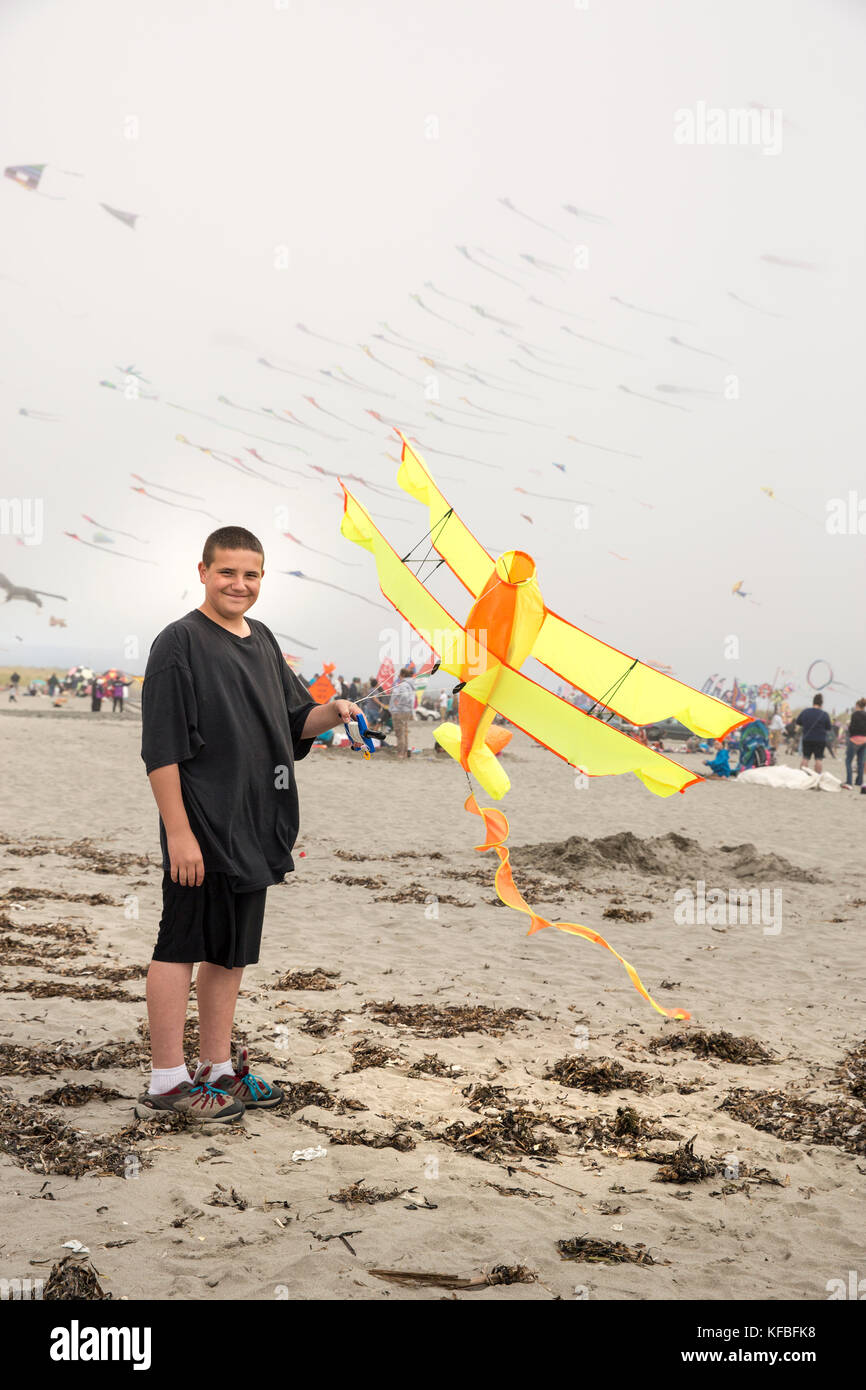 Usa, Washington State, Long Beach Halbinsel, ein Junge mit seinem Doppeldecker Drachen an der International Kite Festival Stockfoto