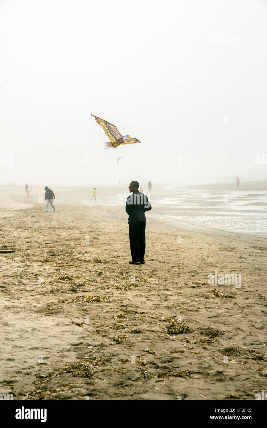 Usa, Washington State, Long Beach Halbinsel, ein junger Mann, der seinen Kite fliegt an der International Kite Festival Stockfoto