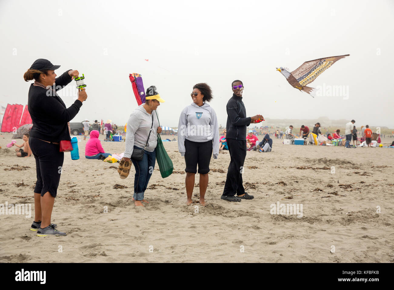 Usa, Washington State, Long Beach Halbinsel, internationale Drachenfest, Seattle Familie fliegt einen Drachen auf dem Drachenfest Stockfoto