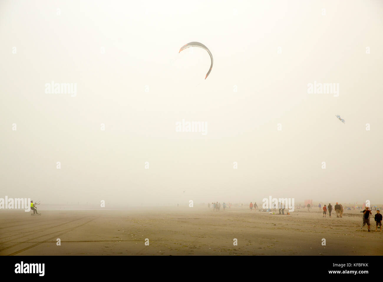 Usa, Washington State, Long Beach Halbinsel, internationale Drachenfest, Power beach Kite Boarding im Nebel Stockfoto