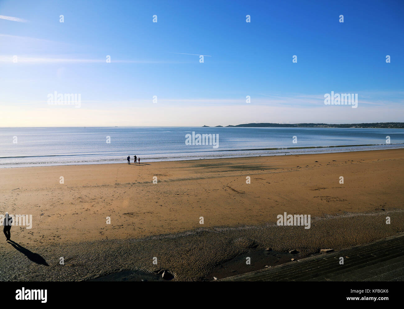 Eine junge Familie und genießen Sie einen Tag der Sonne am Sandstrand in der Bucht von Swansea, Wales, UK. Freitag 27. Oktober 2017 Stockfoto