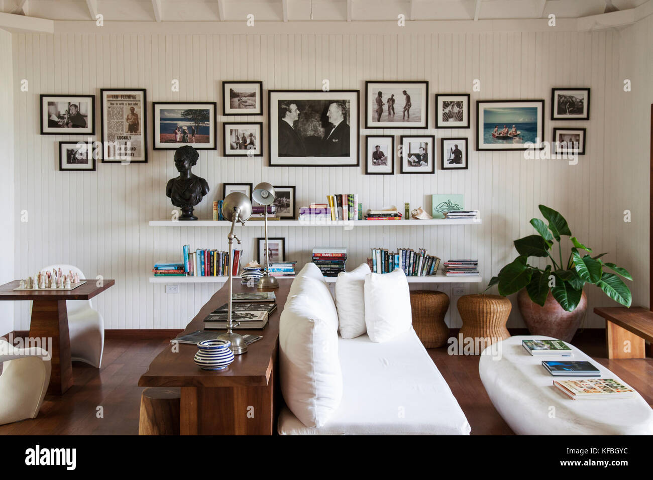 Jamaika Oracabessa. Die Lobby mit Fotos von Ian Fleming und James Bond Goldeneye Hotel und Resort. Stockfoto