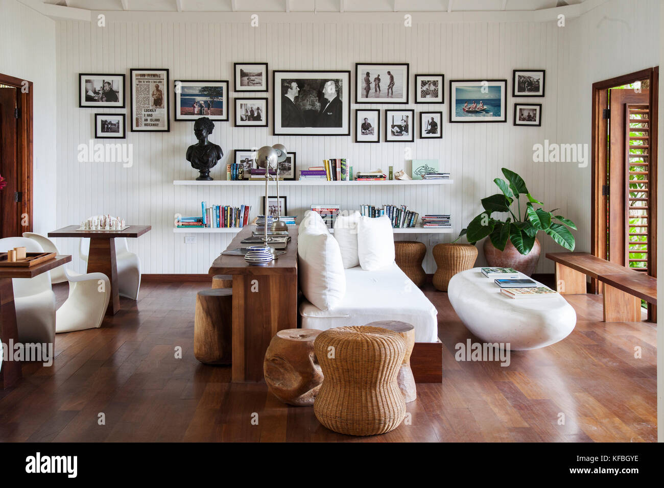 Jamaika Oracabessa. Die Lobby mit Fotos von Ian Fleming und James Bond Goldeneye Hotel und Resort. Stockfoto