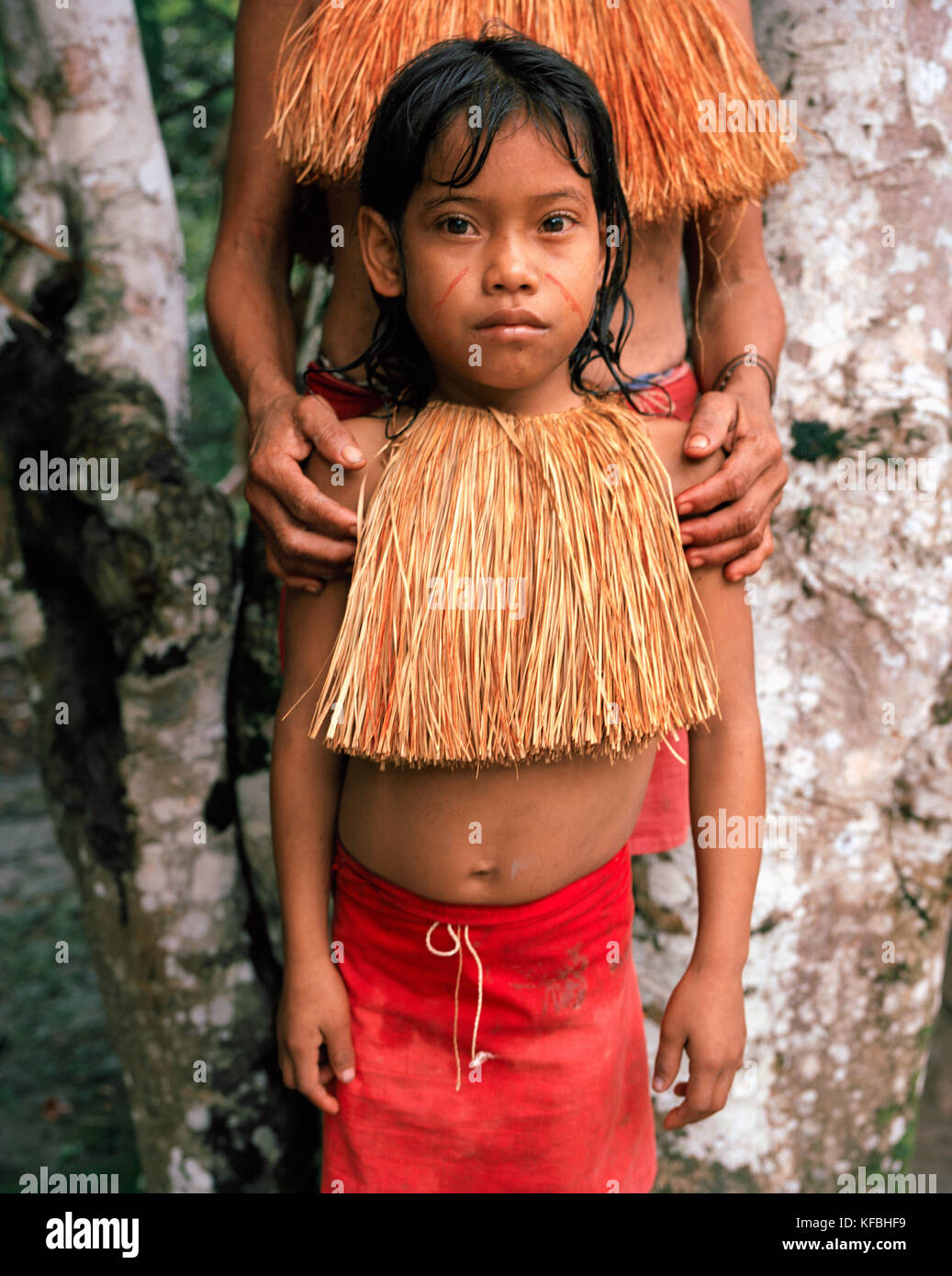 PERU, Regenwald des Amazonas, Südamerika, Lateinamerika, Portrait eines  Yagua indische Mädchen in traditioneller Kleidung Stockfotografie - Alamy