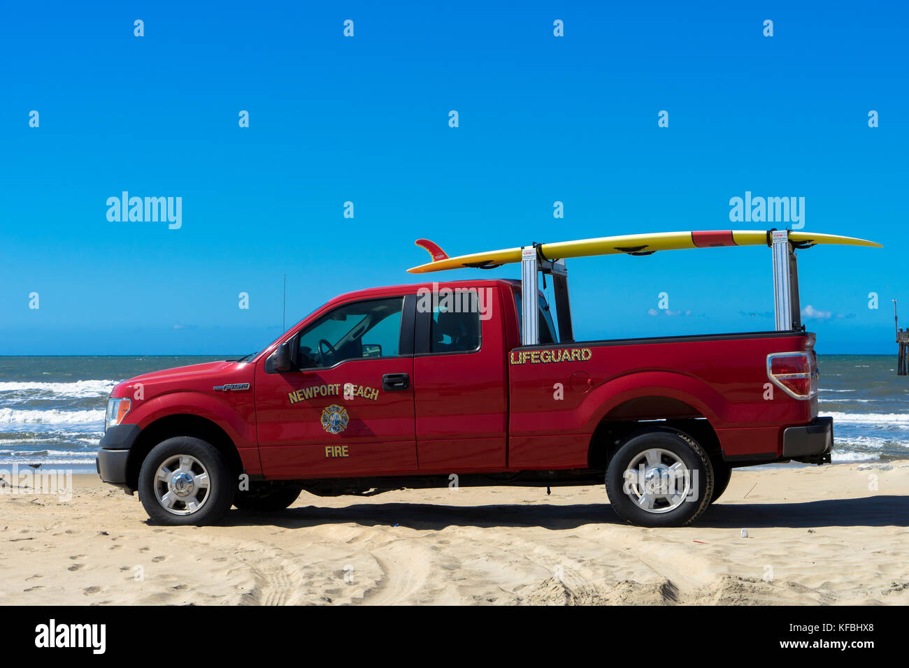 Newport Beach Feuer und Rettungsschwimmer Pickup Truck am Sandstrand geparkt. Stockfoto