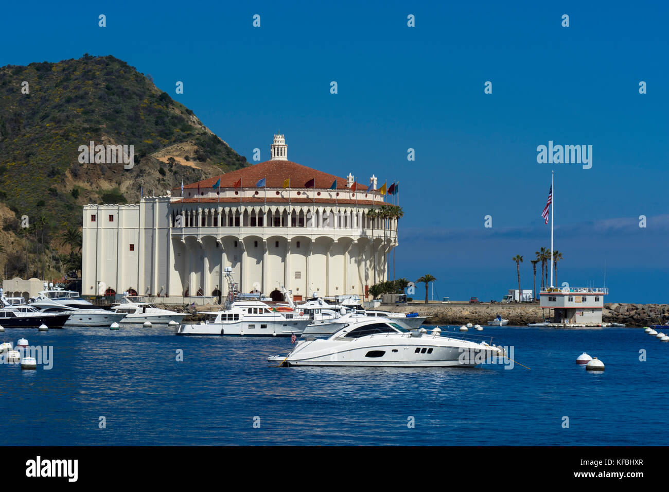 Catalina Casino (jetzt ein Theater) von der anderen Seite des Avalon Bay Santa Catalina Island California USA aus gesehen Stockfoto