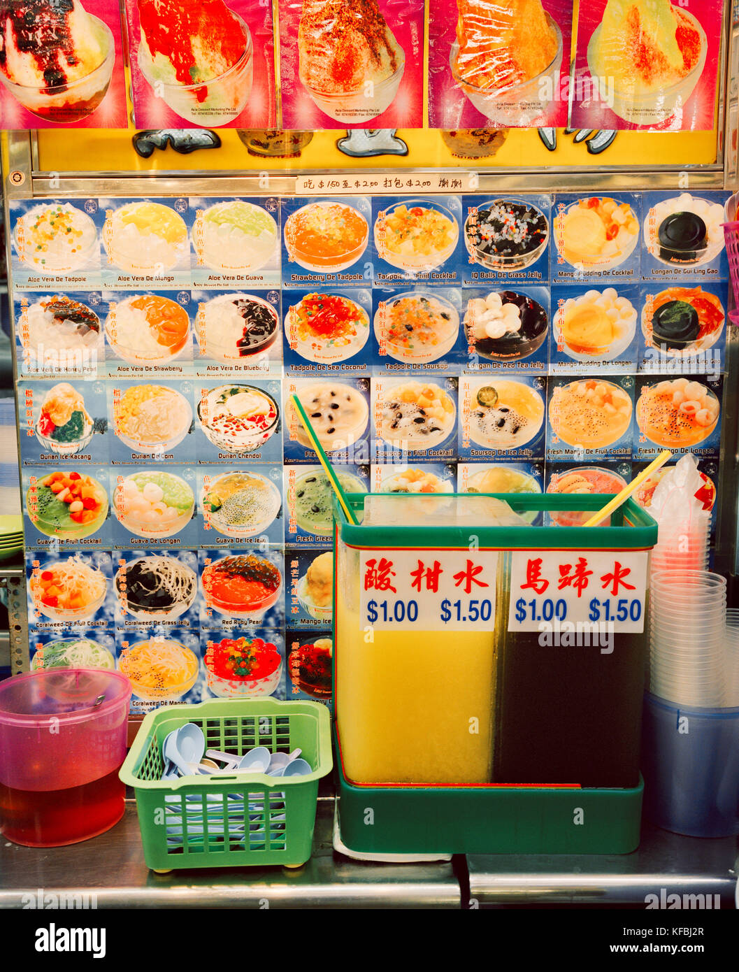 Singapur, Tiong Bahru Food Market, Poster angezeigte Produkte: Desserts und Süßspeisen Stockfoto