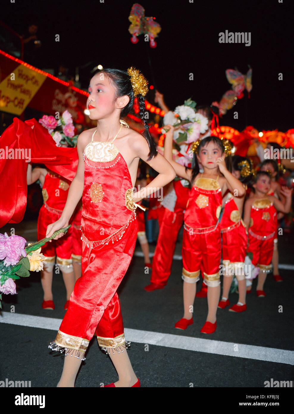 Singapur, Chinatown, Mädchen zu Fuß für Mitte Herbst Festival in traditioneller Kleidung Stockfoto