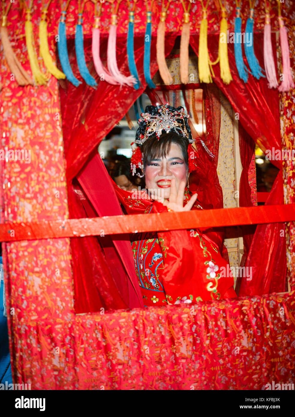 Singapur, Chinatown, glückliche Frau für Mitte gekleidet - Herbstfest in der traditionellen Kleidung Stockfoto