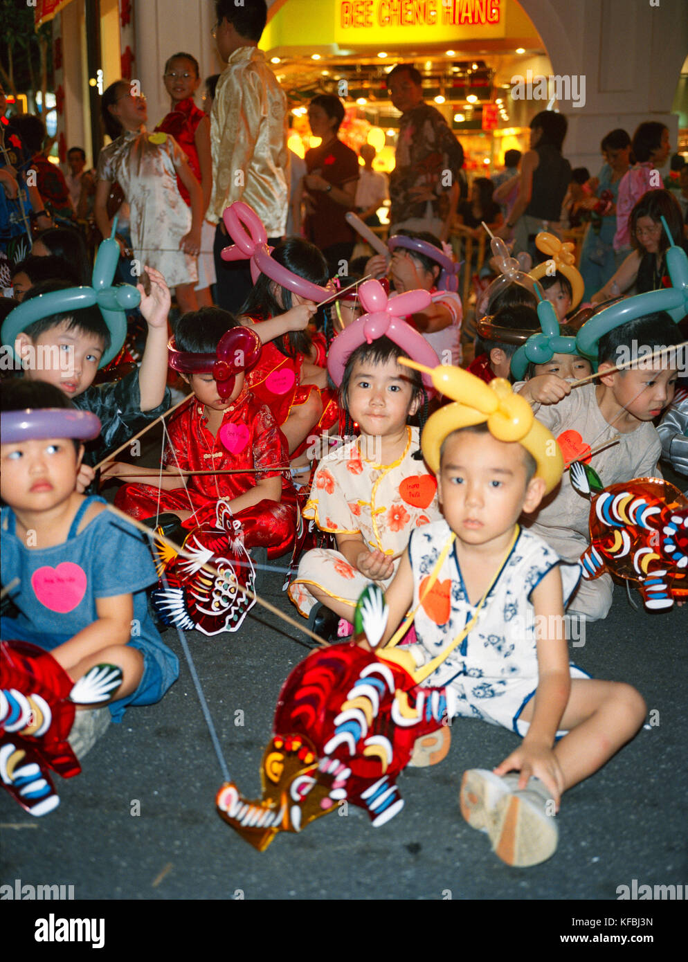 Singapur, Chinatown, Kinder mit Spielzeug spielen auf der Straße Stockfoto