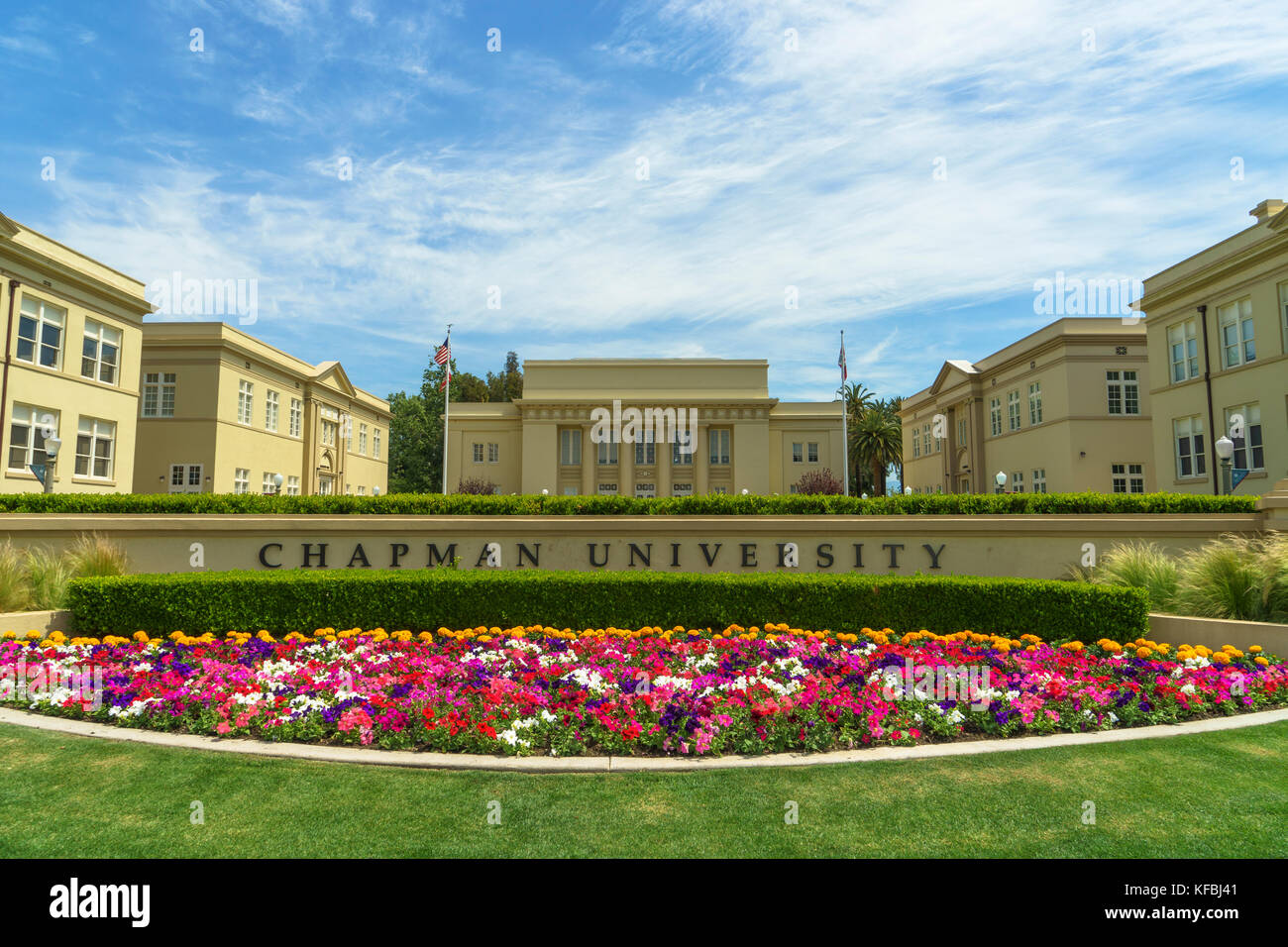 Die Gebäude der Chapman University mit farbenfrohen Blumenbeeten im Vordergrund. Kalifornien 2017 Stockfoto