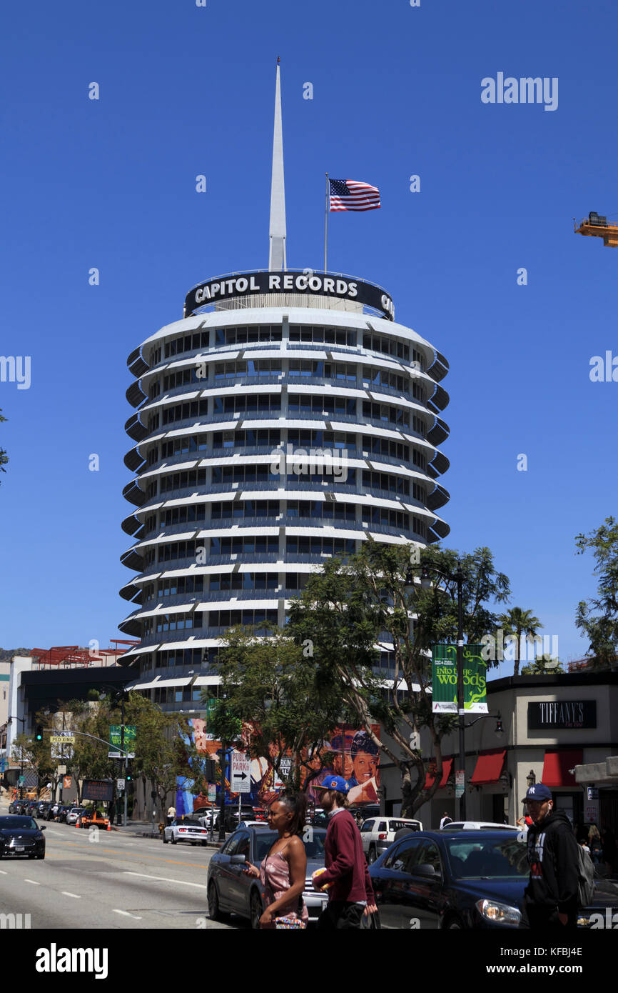 Das Capitol Records Building, auch als das Capitol Records Turm genannt, ist ein Hollywood Boulevard Geschäfts- und Unterhaltungsviertel Gebäude, die sich in Hollywood, Los Angeles befindet. Stockfoto