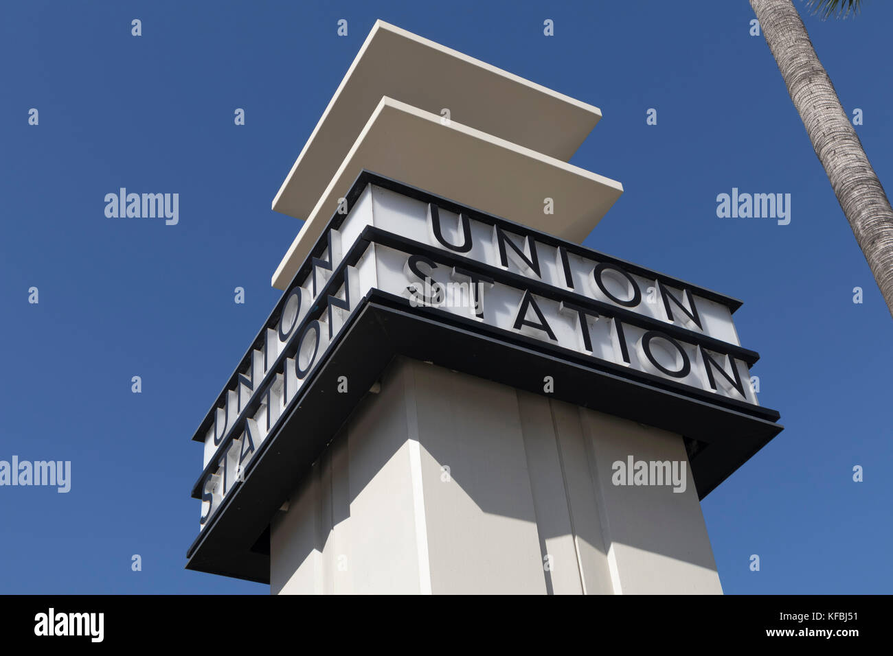 Union Station Zeichen auf einem Sockel im Ansatz zum Bahnhof im Norden Alameda Street, Los Angeles, Kalifornien Stockfoto