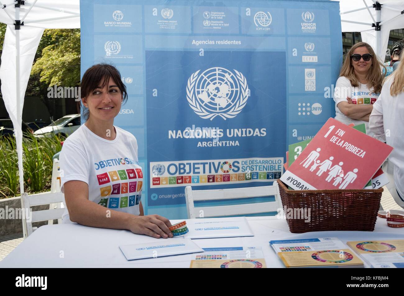 25. Oktober 2017 - Ciudad Autonoma de Buenos Aires, Argentinien - 25. Oktober 2017 - Ciudad Autonoma de Buenos Aires, Argentinien - 17 Ziele zur Transformation unserer Welt. Im Jahr 2015 haben die Vereinten Nationen die Agenda 2030 für nachhaltige Entwicklung verabschiedet, die den Ländern und ihren Gesellschaften die Möglichkeit bietet, einen neuen Weg zu beschreiten, um das Leben aller zu verbessern und niemanden zurückzulassen. Die Agenda verfolgt 17 Ziele für nachhaltige Entwicklung, die von der Armutsbekämpfung über die Bekämpfung des Klimawandels, Bildung, Gleichstellung von Frauen, Umweltschutz und nachhaltige Entwicklung reichen. Gestaltung unserer Städte. (Kreditbild: © Maximiliano Ram Stockfoto