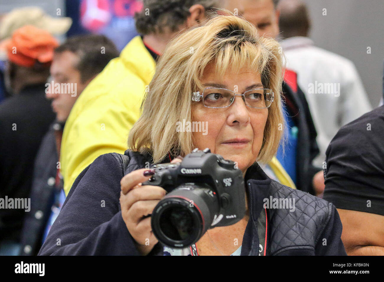 New York, USA. 26. Oktober, 2017. Die Menschen, die Kameras und Objektive von Canon an Canon stand Angeboten bei Foto Expo bei Javits Center in Manhattan. Credit: Roman Tiraspolsky/Alamy leben Nachrichten Stockfoto