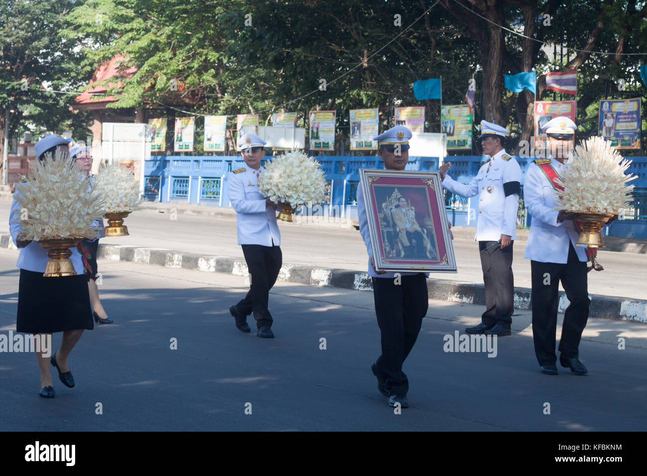 Buriram, Thailand - 26. Oktober 2017: Die thailändische Regierung Offizier in Dress Uniform tragen Blumen als Zeichen des Respekts gegenüber Ende der thailändische König Bhumibol Adulyadej in buriram Rajabhat University. Credit: chalermwut comemuang/alamy leben Nachrichten Stockfoto