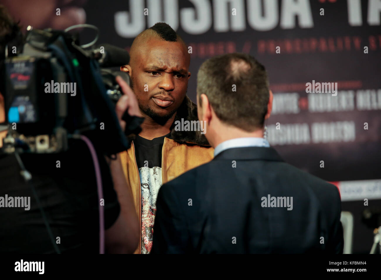 Universität Cardiff, Cardiff, Wales, Vereinigtes Königreich 26. Oktober 2017, schwer zu kämpfen. Pressekonferenz DILLIAN WHYTE v ROBERT HELENIUS Whyte tragen Braune Jacke Credit Huw Fairclough/Alamy Nachrichten Stockfoto